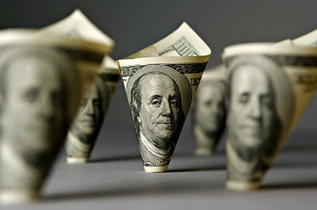 Có nên nới lỏng chính sách tiền tệ không?